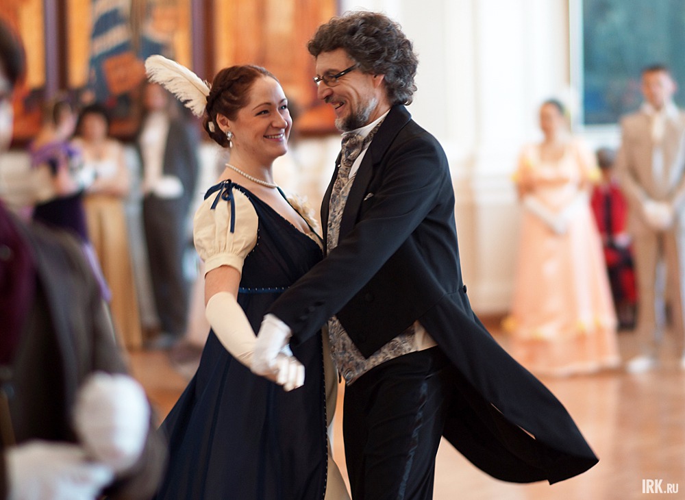 Для участников действовал строгий дрес-код — платья и костюмы в стиле 18—19 веков