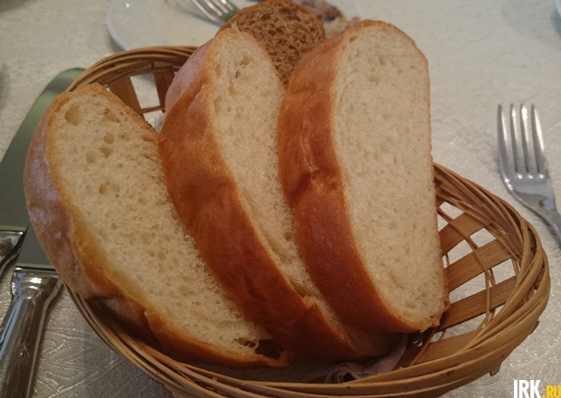 Вместе с оливье принесли сухие куски батона. Лучше бы вообще не приносили хлеб.