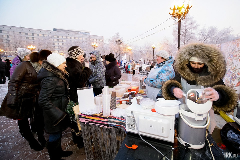 Для пришедших был организован пункт продажи горячего чая