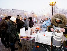 Для пришедших был организован пункт продажи горячего чая
