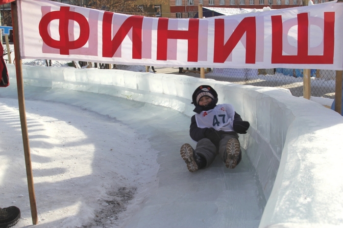 Участник соревнований по скоростному спуску на ледянках. Фото предоставлено городком «Хрустальная сказка»
