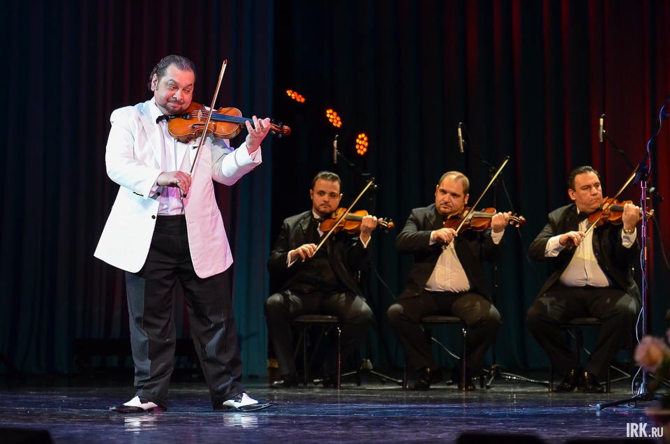 Иркутян покорила неподражаемая манера игры на скрипке Вилмоша Лакатоша, потомственного представителя династии Лакатош, первой скрипки Национального оркестра Венгрии.