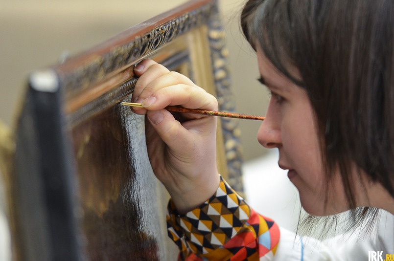 Реставратор Наталья Зорина работает масляными красками.