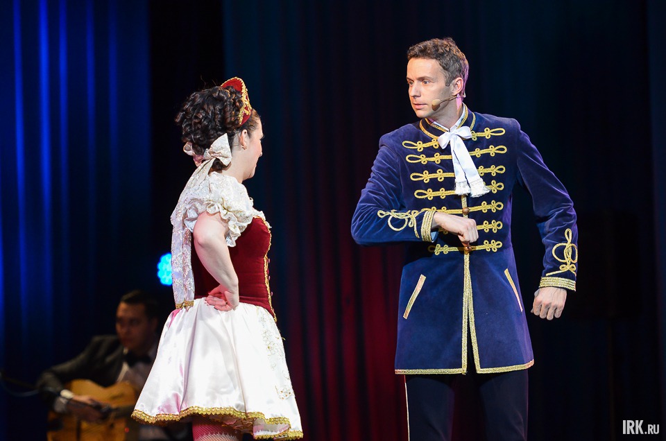 Зрителей ждали мощные сольные номера с национальным колоритом, а также дуэты в сопровождении оркестра венгерских цыган.