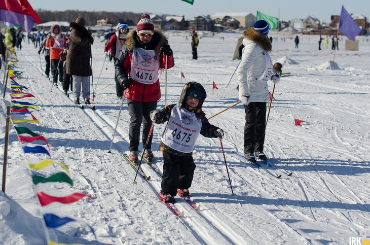 Участники лыжной гонки. Автор фото — Илья Татарников