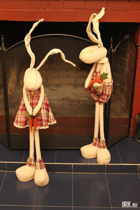 Внукам Татьяны особенно симпатичны большие кролики, которые по росту с малышами почти вровень.