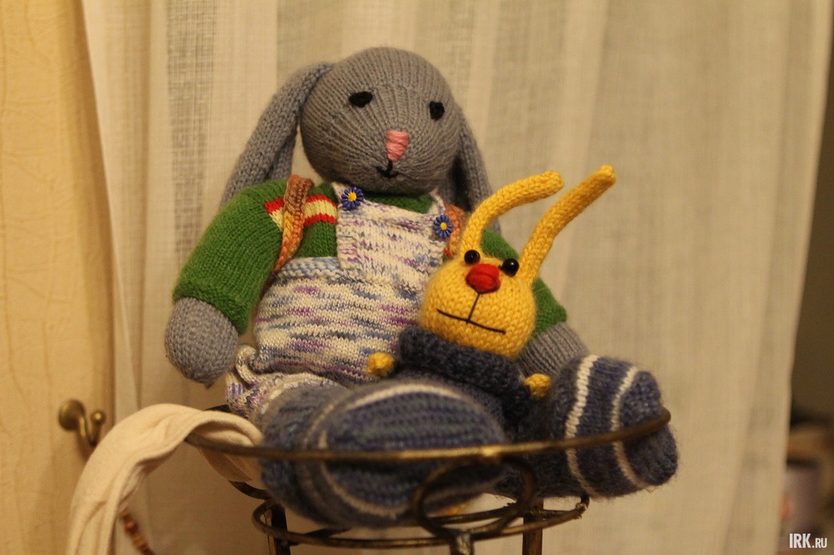 Многих кроликов друзья Татьяны делали своими руками — вязали, шили, лепили.