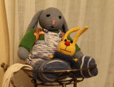 Многих кроликов друзья Татьяны делали своими руками — вязали, шили, лепили.