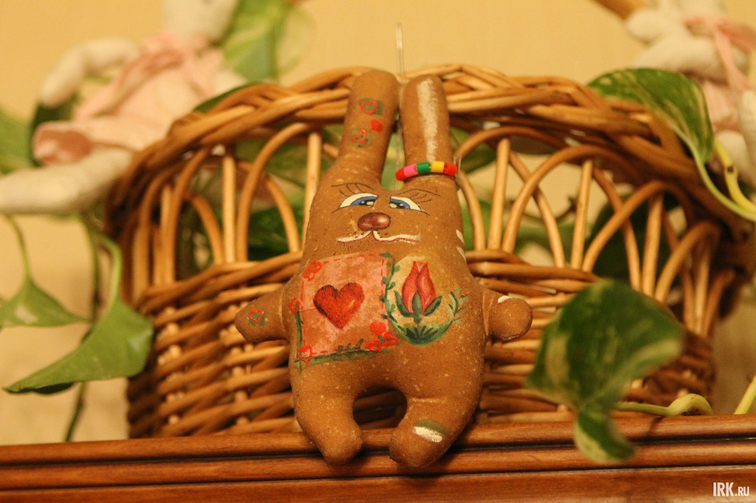 «Пряничный кролик» — так Татьяна называет эту яркую игрушку.