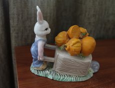 Заяц с тачкой обитает в комнате сына Татьяны – Степана. Степан тот еще фермер и  огородник!