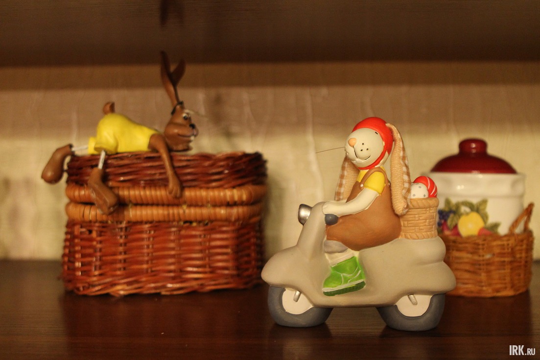 Керамические кролики застали мощное землетрясение 2008 года в Иркутске. Некоторые фигурки разбились. Некоторых Татьяна склеила, а кому-то пришлось купить двойников.