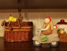 Керамические кролики застали мощное землетрясение 2008 года в Иркутске. Некоторые фигурки разбились. Некоторых Татьяна склеила, а кому-то пришлось купить двойников.