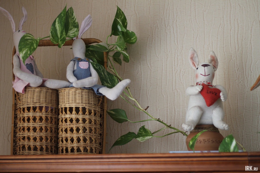 Дети — цветы жизни. Кролики тоже справляются с этой ролью, заменив на подставке фиалки и традесканции.
