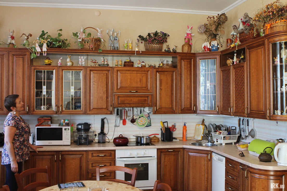 «Ушастые» ребята и девчата облюбовали кухню.  Пока вы пьете чай, за вами со шкафов, с холодильника и стены наблюдает 104 пары кроличьих глазок