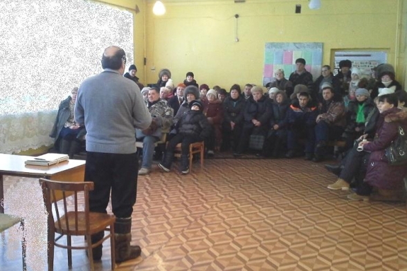 На встрече с жителями поселка Согдиондон. Фото пресс-службы правительства Иркутской области
