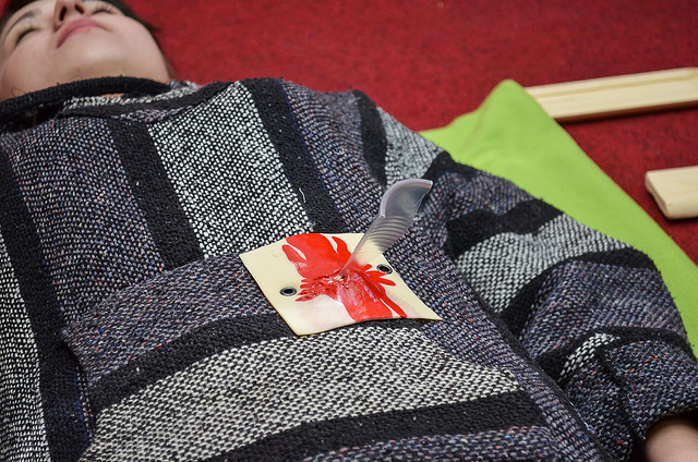 У этой девушки «порез» — осколок стекла торчит из живота. Его нужно зафиксировать, чтобы стекло не ходило, обмотать, не придавливая, с помощью объемной повязки.