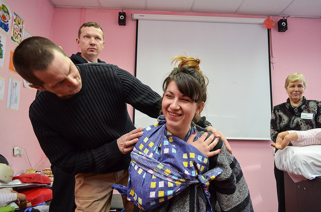 При переломе ключицы необходимо зафиксировать руку с помощью косынки.