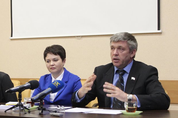 Светлана Кузнецова и Алексей Красноштанов на пресс-конференции. Фото ИА «Иркутск онлайн»