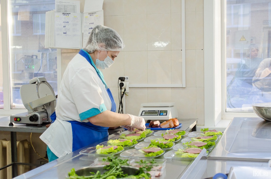 Оксана Кофенова, повар холодного цеха, сервирует закуски