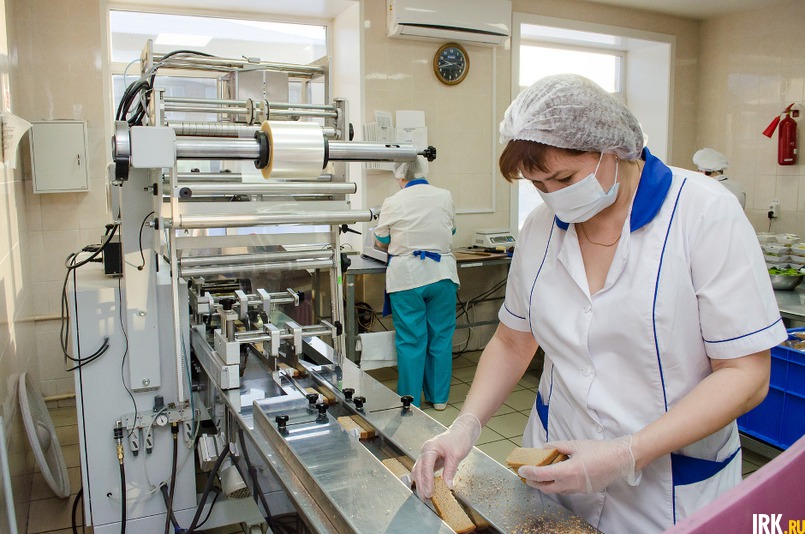Ирина Бекеш, начальник смены, контролирует процесс упаковки хлеба