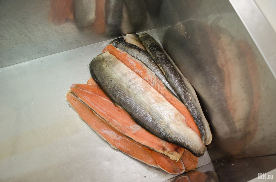 В ванне размораживается рыба