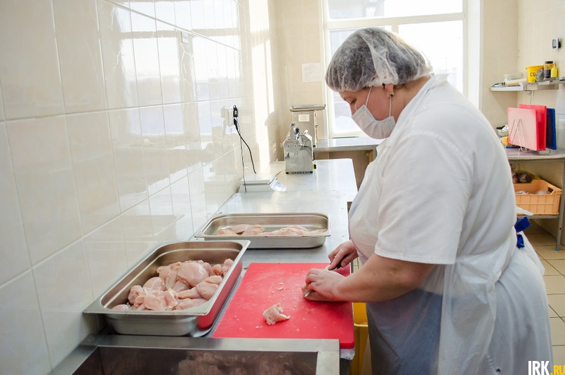 Ольги Тарбеева, повар мясного цеха, разделывает курицу