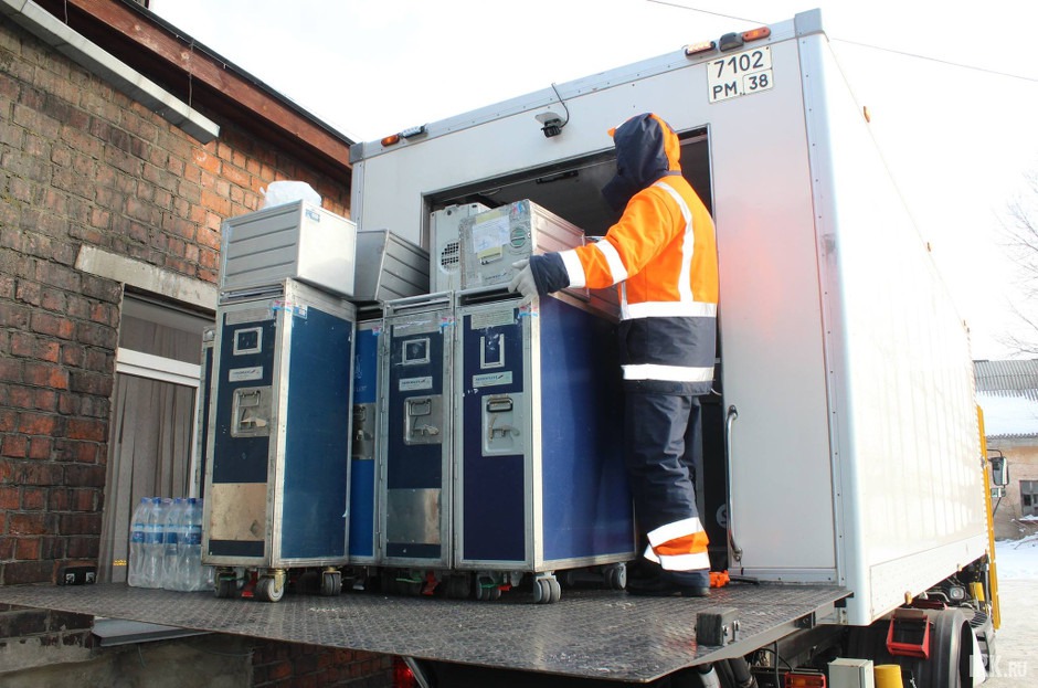 Погрузка в автолифт. Фото Ольги Спиряевой