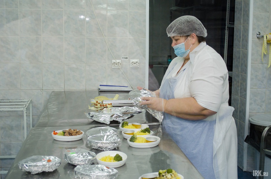 Людмила Шайтурова, повар горячего цеха, комплектует готовые обеды