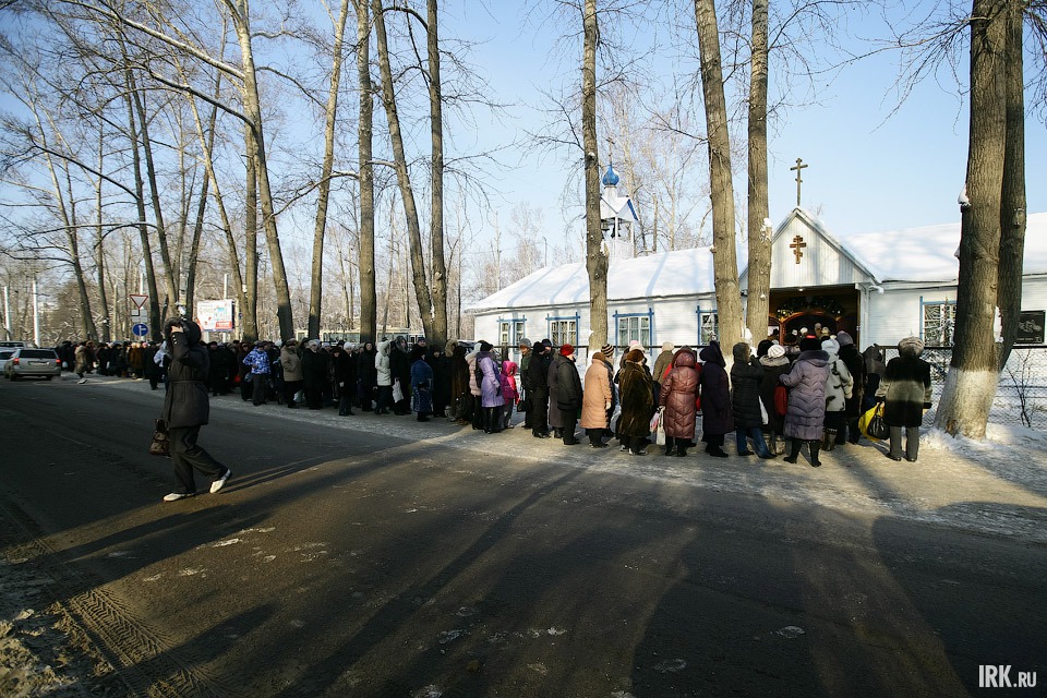 Очередь за святой водой в Александро-Невский храм