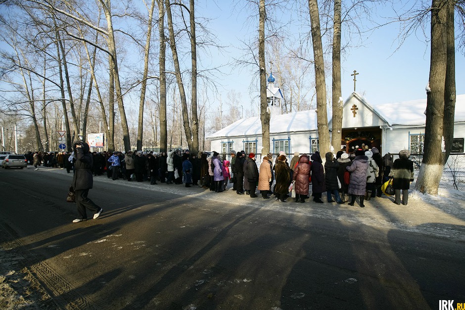 Очередь за святой водой в Александро-Невский храм