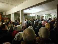 Праздничная служба началась в 08:00 в Александро-Невском храме