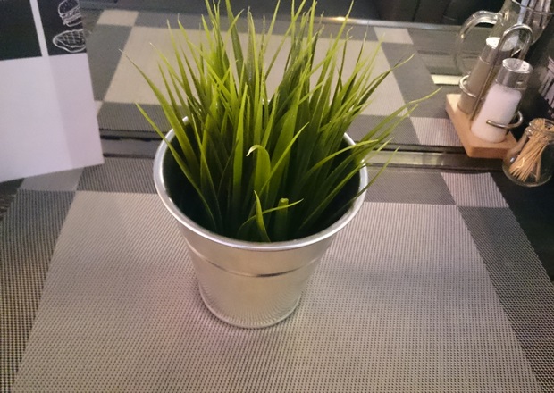 Искусственная трава в ведре — ребята в тренде.