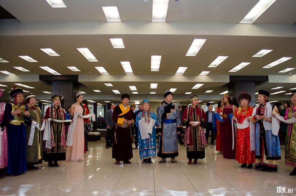 В холле театра гостей встречали песнями и угощением.