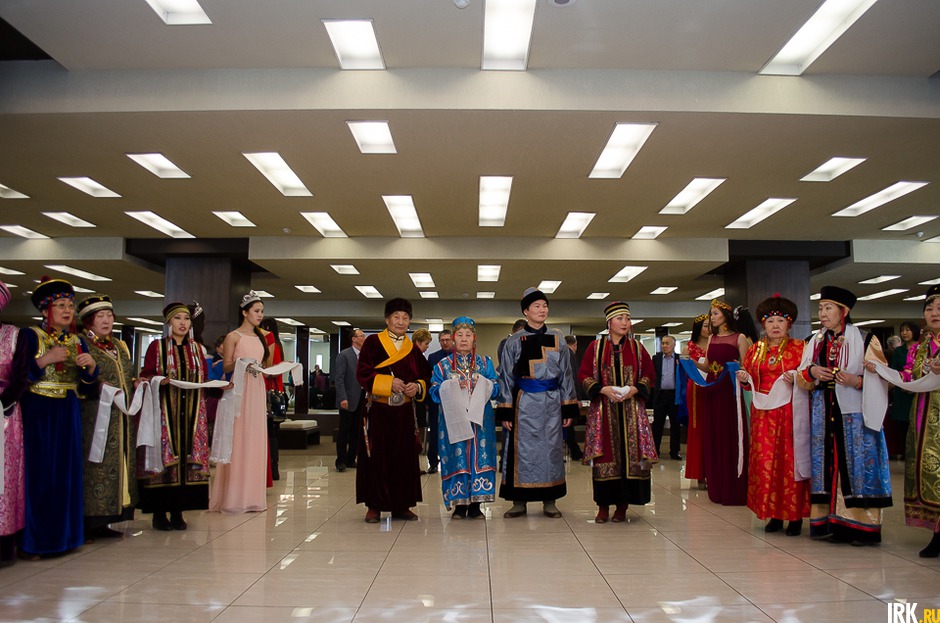 В холле театра гостей встречали песнями и угощением.