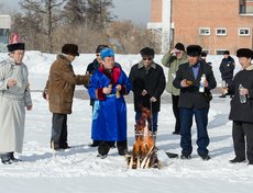 13 февраля в Иркутском музыкальном театре состоялся концерт в честь праздника Белого месяца. По традиции, перед зданием театра шаманы провели обряд очищения огнем.