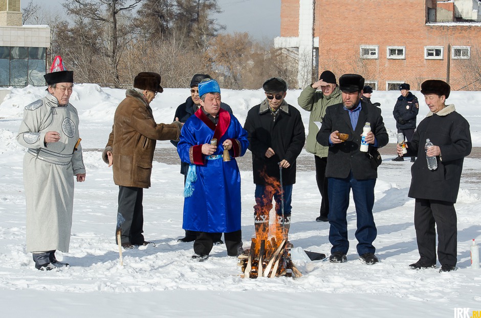 13 февраля в Иркутском музыкальном театре состоялся концерт в честь праздника Белого месяца. По традиции, перед зданием театра шаманы провели обряд очищения огнем.