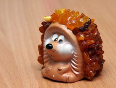 Ежик с янтарными камешками.