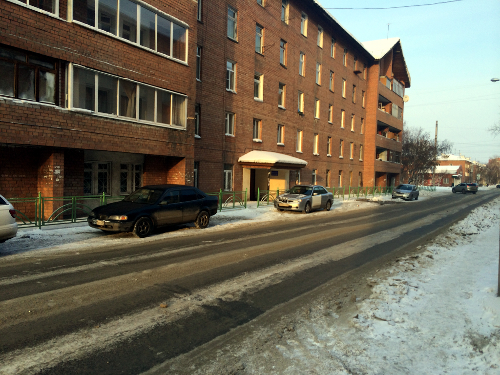 Дмитрий Свирко: "Возле дома № 7а на улице Донская организована самовольная парковка прямо на проезжей части. Машины стоят круглые сутки, что с учетом большой оживленности на данном участке дороги создает неприятные ситуации