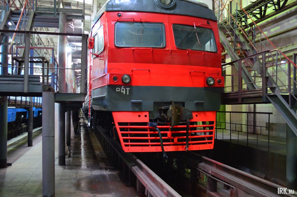 Электричка после покраски в корпоративный цвет РЖД. Вместо синего — серый и красный