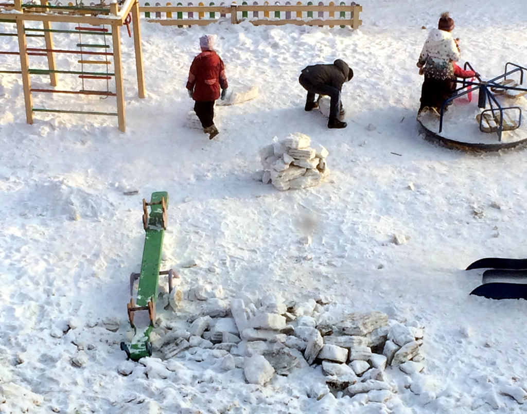 Виктория Тургенева: «Вот так убрали дорогу и тротуары на улице Профсоюзная, 8/2, завалили всю площадку, качелю, лавочки, уже две недели эти завалы»