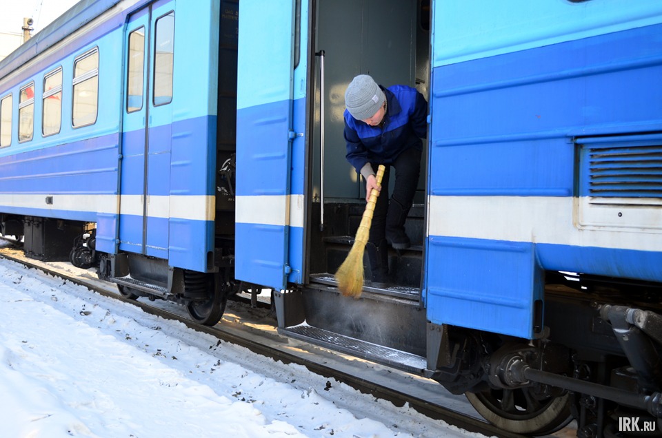 Если электричка недавно была на техническом обслуживании, в ней просто наводят порядок и отправляют в рейс