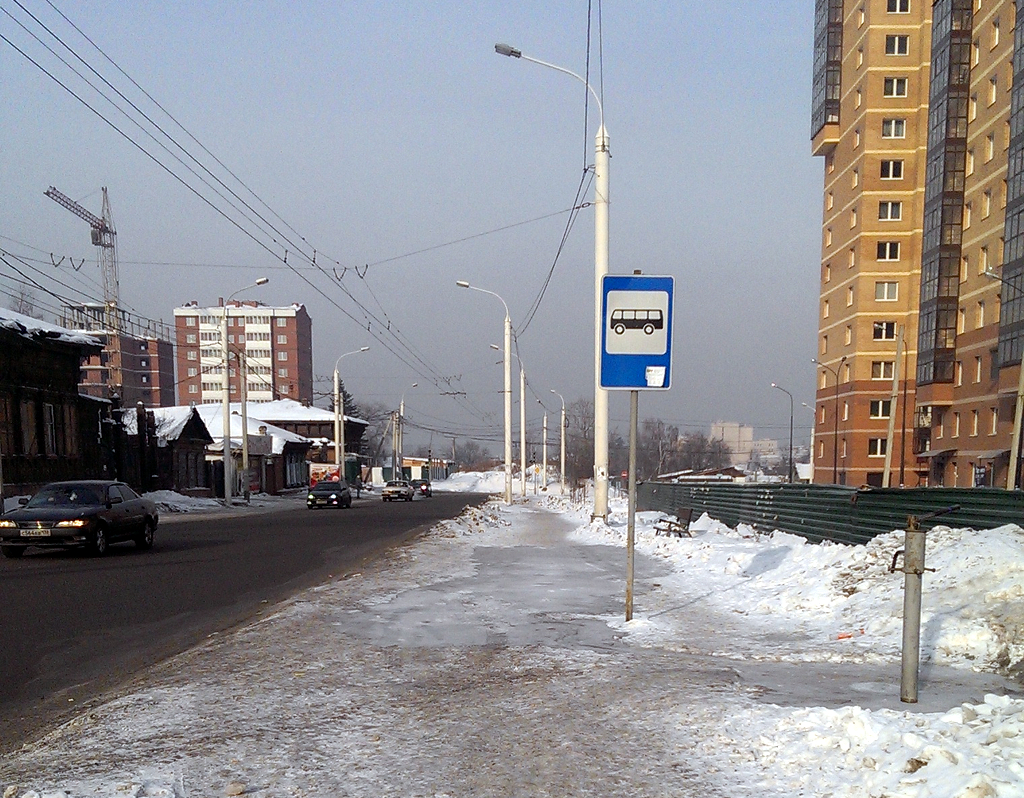 Улица Седова в районе стадиона «Пионер». Колонка установлена прямо на остановке автобуса 11 и тротуаре. Каток не на стадионе, а для пешеходов. Фото Евгения Соколова