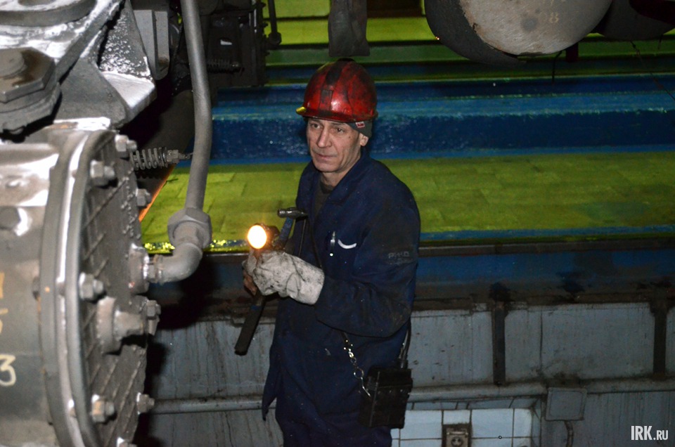 Слесарь осматривает вагонную пару