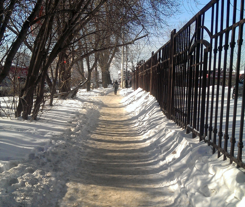 Улица Трилиссера от Байкальской до Партизанской. В районе архива не чистили ни разу за зиму. Также дворник всегда выкидывает снег со стоянки архива на этот тротуар. Осенью и весной там вообще не пройти, так как асфальт есть только в паре мест