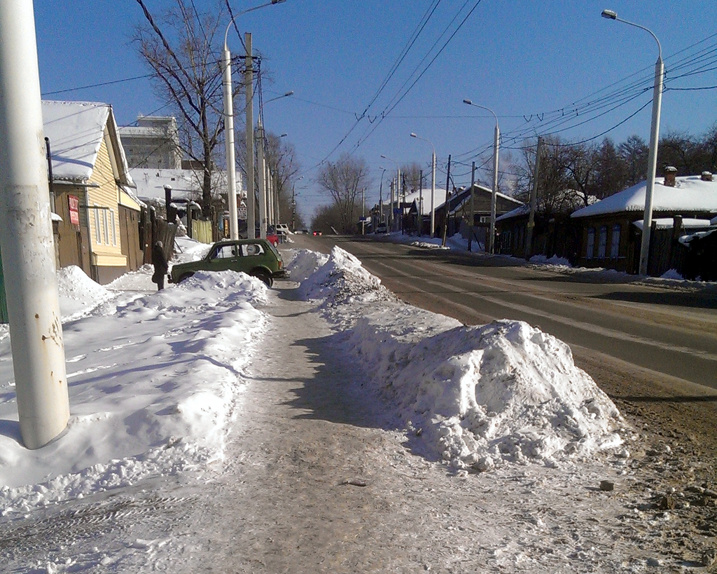 Улица Трилиссера от Лебедева-Кумача до Байкальской. Чистили один раз в этом году, затем просто стали скидывать на тротуары снег с дороги. Фото Евгения Соколова