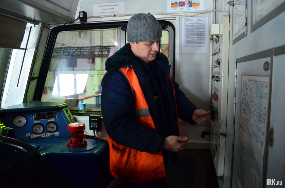 Мастер ТО-2 проверяет работу электриков и слесарей перед тем, как выпустить поезд в рейс