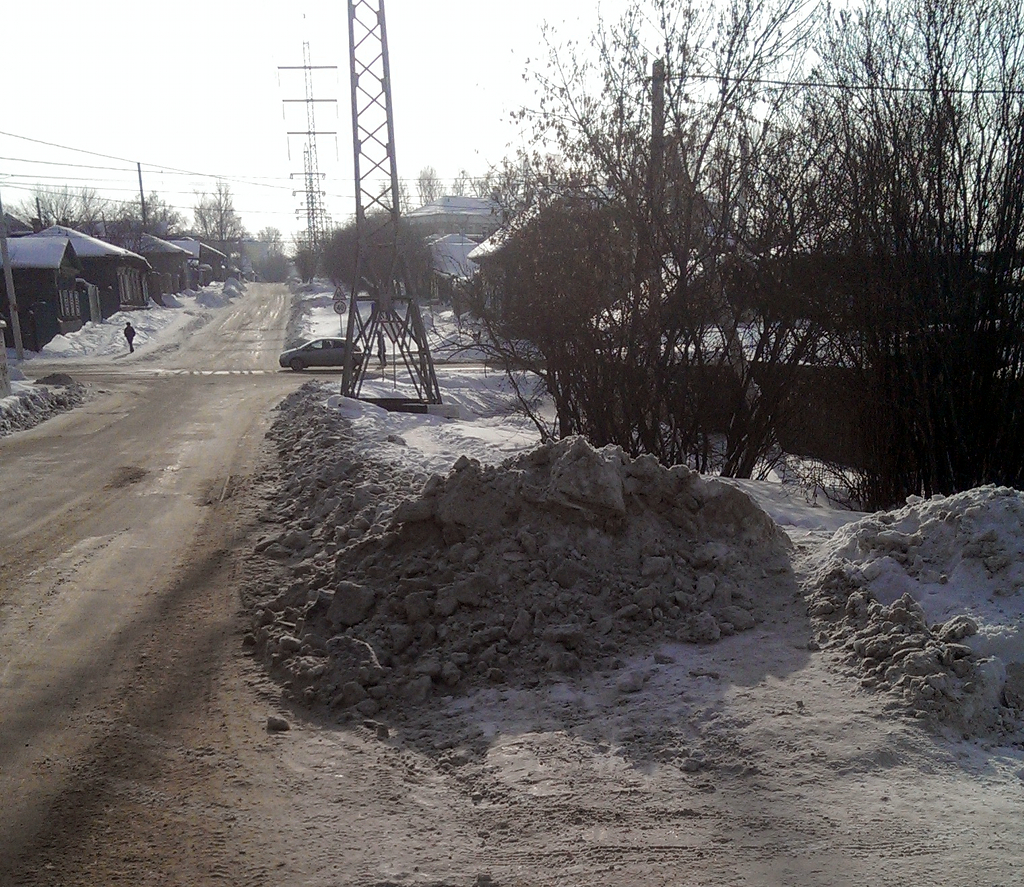Улица Лебедева-Кумача от Красных Мадьяр до Трилиссера. Тротуары, где ходят дети из школ № 5 и 26, вообще засыпаны снегом так, что к ним подойти нельзя и плюс там нет освещения в темное время суток. Фото Евгения Соколова