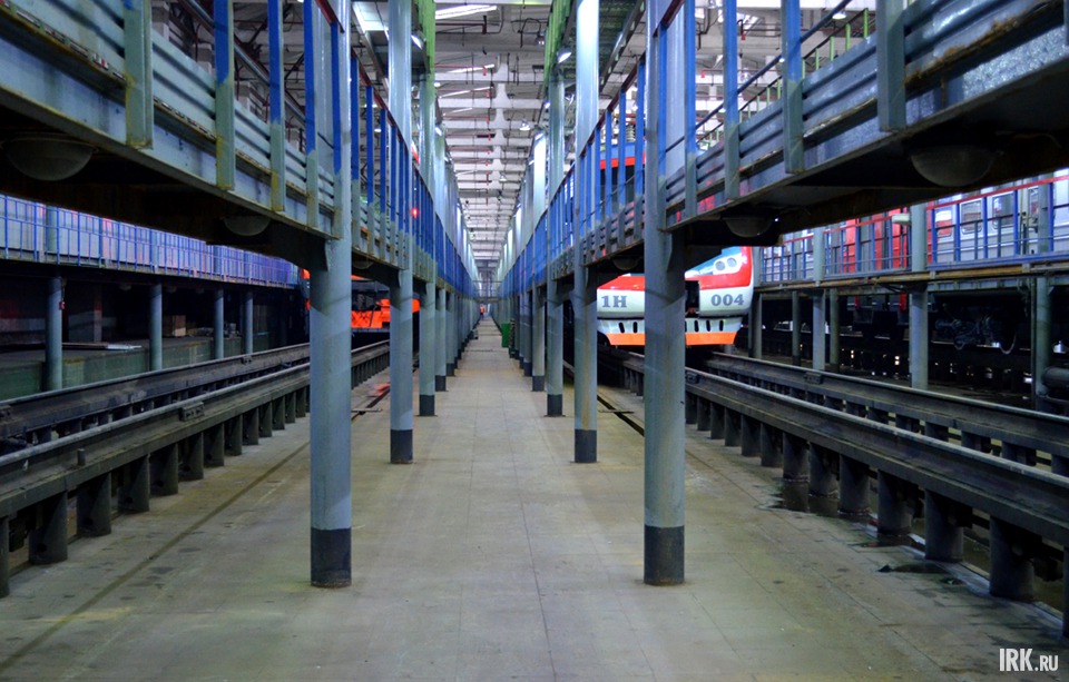 Внутри цеха ТО-2. Здесь проводится плановый двухчасовой технический осмотр подвижного состава. Сюда электрички загоняют после нескольких рейсов. Всего цех может вместить три электропоезда