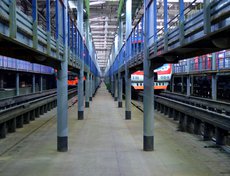 Внутри цеха ТО-2. Здесь проводится плановый двухчасовой технический осмотр подвижного состава. Сюда электрички загоняют после нескольких рейсов. Всего цех может вместить три электропоезда