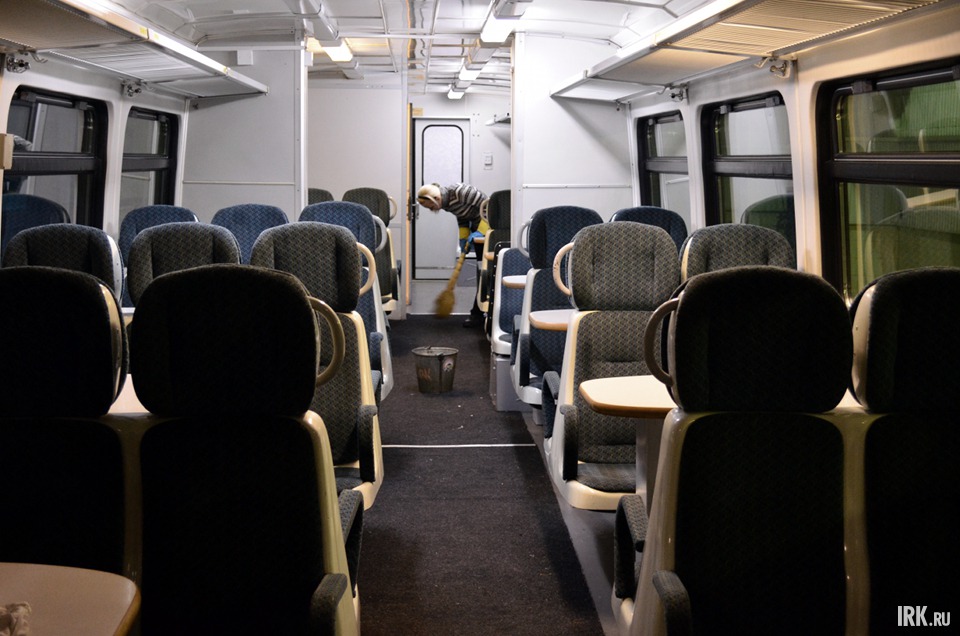 Прошел осмотр рельсовый автобус. После уборки он снова отправится на один из 18-ти маршрутов. Один из них проходит по КБЖД